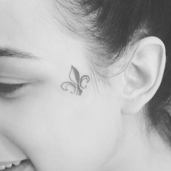 tattoo femenino flor de lis 22