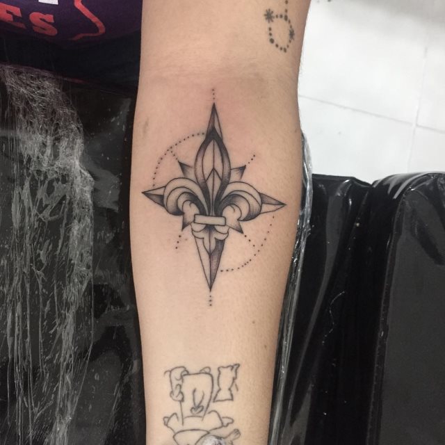 tattoo femenino flor de lis 23