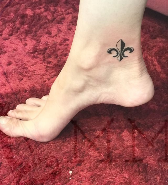 tattoo femenino flor de lis 24
