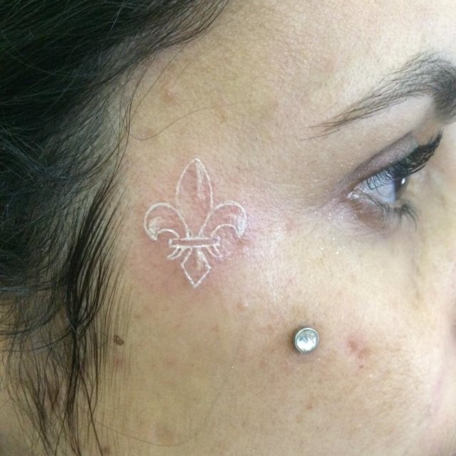 tattoo femenino flor de lis 25