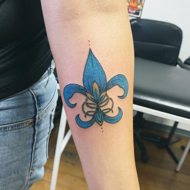 tattoo femenino flor de lis 27