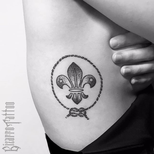 tattoo femenino flor de lis 29