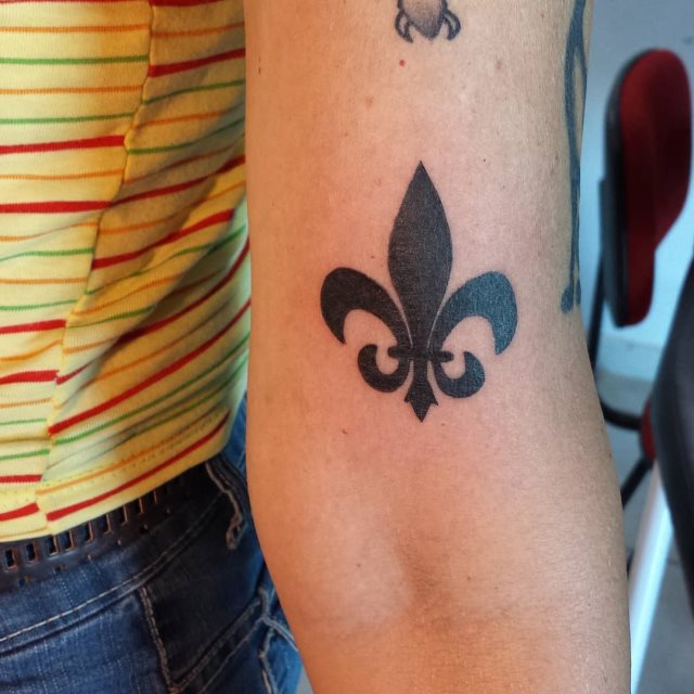 tattoo femenino flor de lis 31