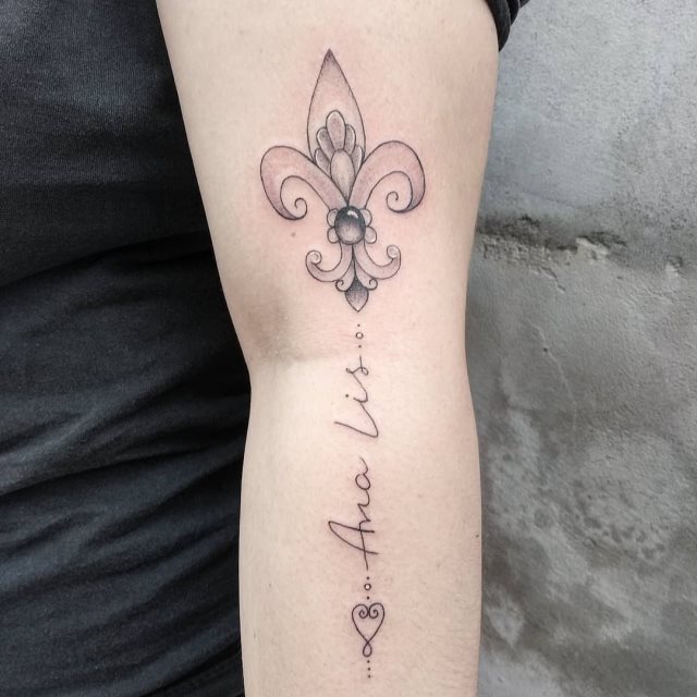 tattoo femenino flor de lis 32
