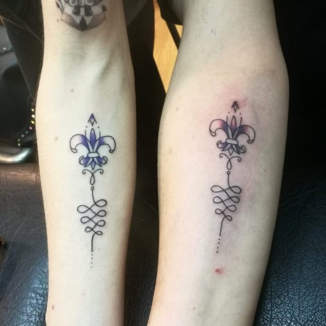 tattoo femenino flor de lis 33