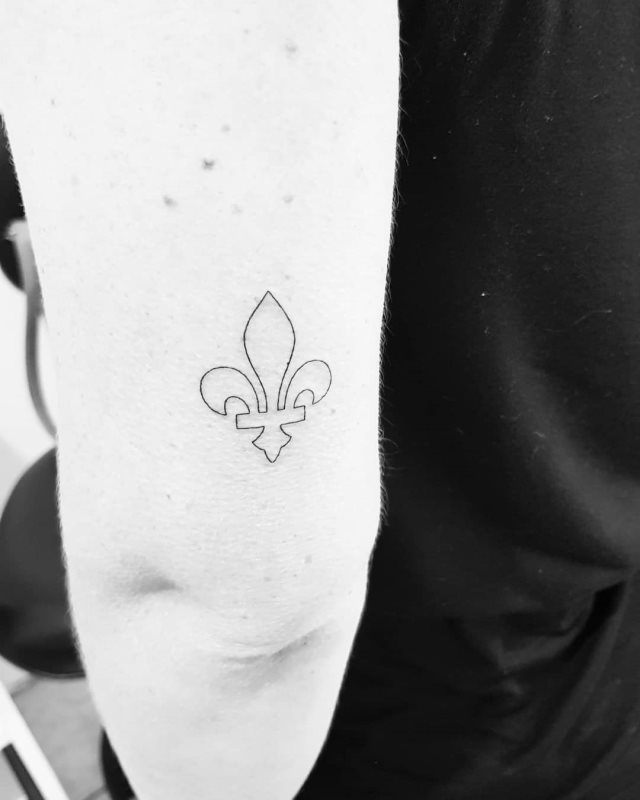 tattoo femenino flor de lis 34