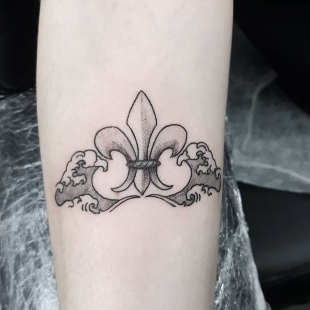 tattoo femenino flor de lis 35