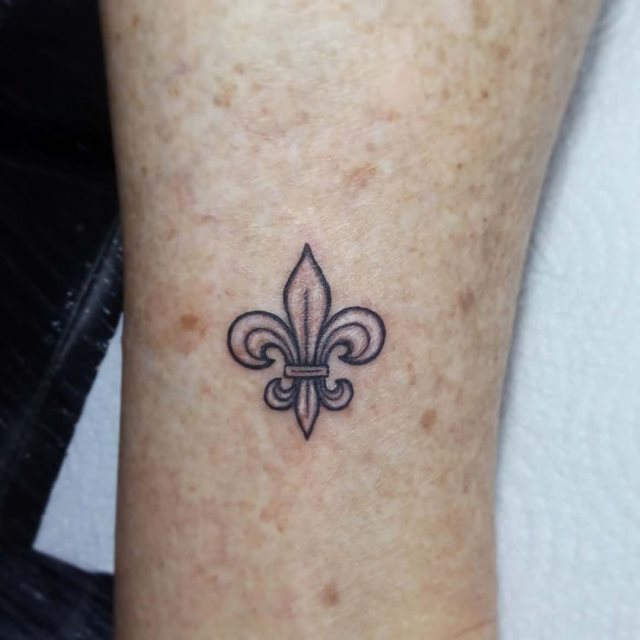 tattoo femenino flor de lis 37