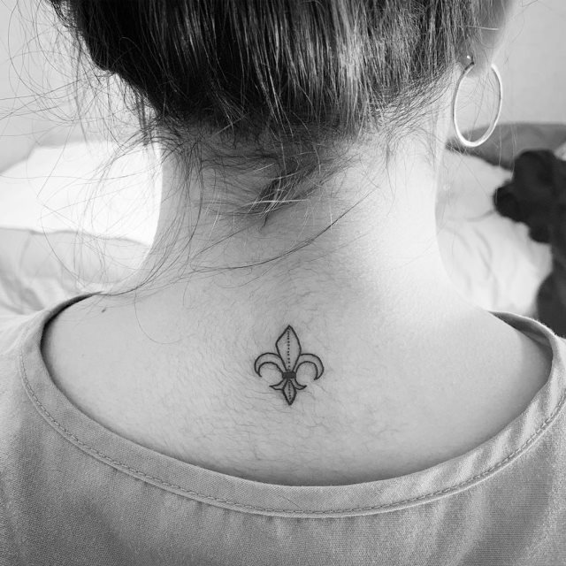 tattoo femenino flor de lis 38