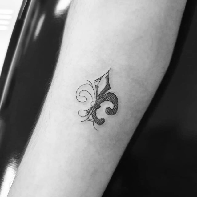 tattoo femenino flor de lis 40