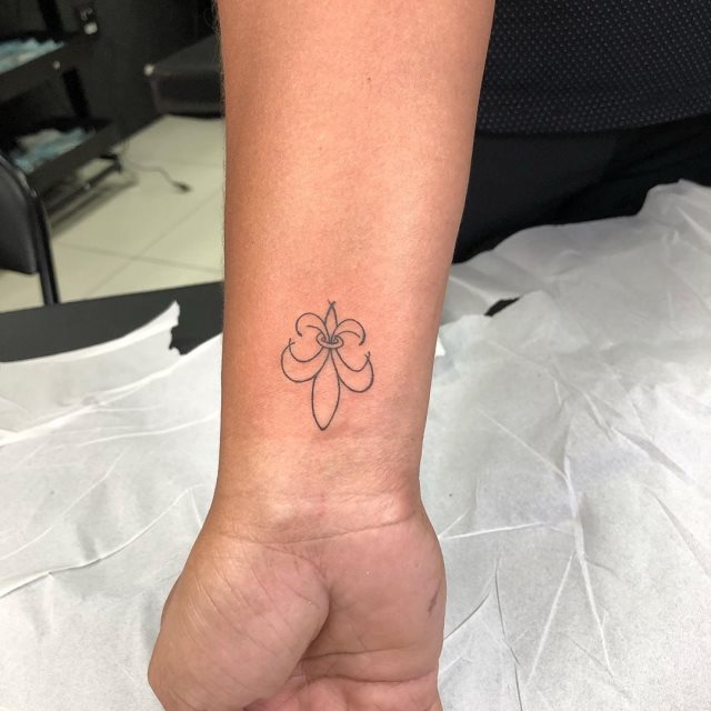tattoo femenino flor de lis 41