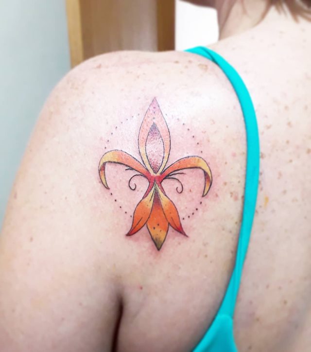 tattoo femenino flor de lis 42