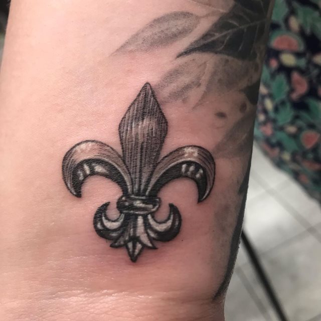 tattoo femenino flor de lis 43