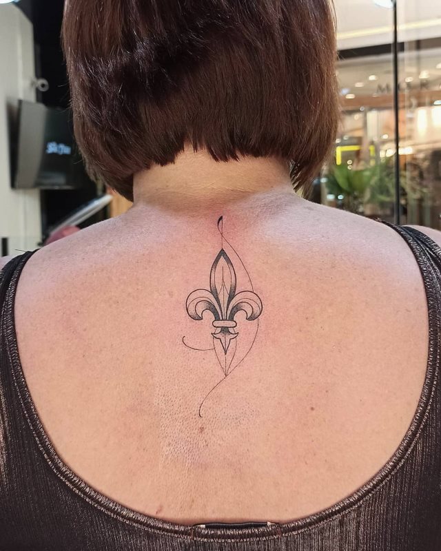 tattoo femenino flor de lis 44