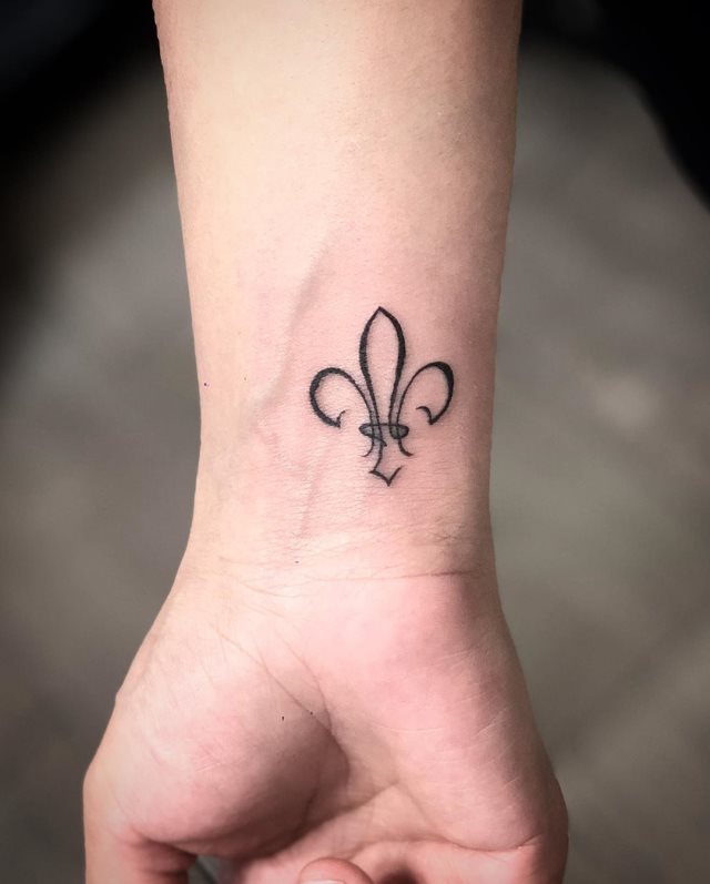 tattoo femenino flor de lis 46