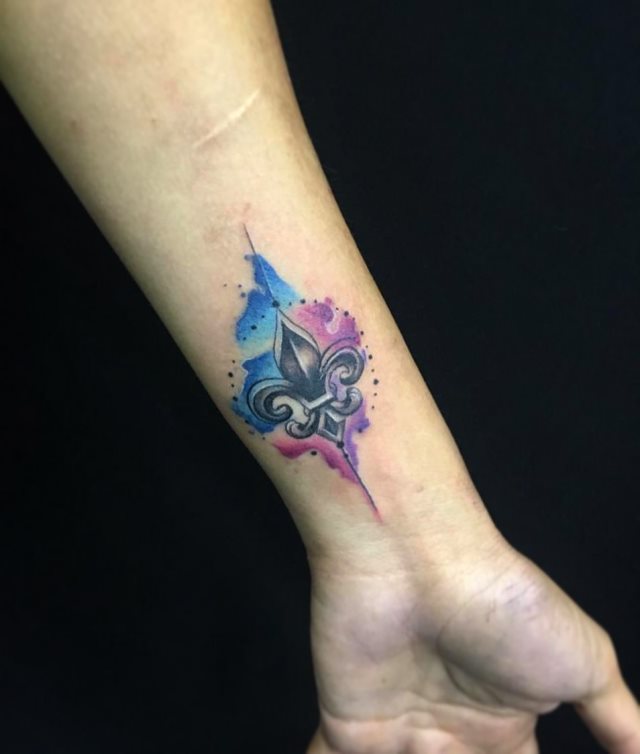 tattoo femenino flor de lis 47