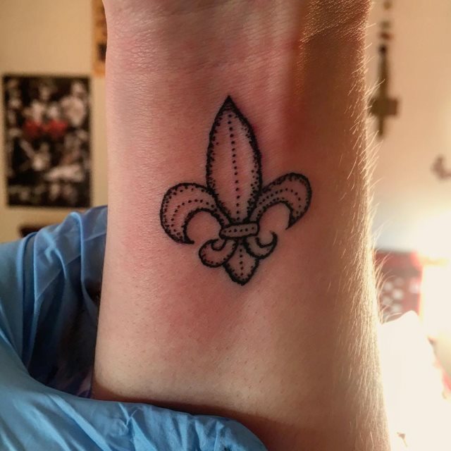 tattoo femenino flor de lis 48