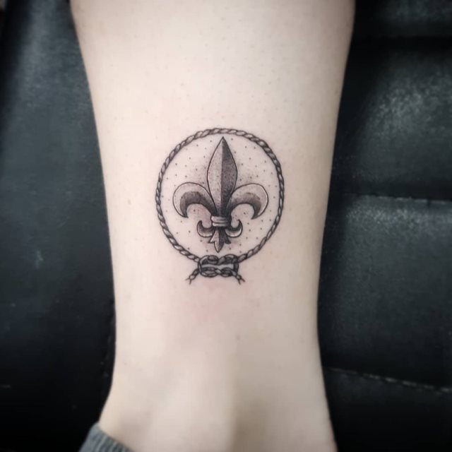 tattoo femenino flor de lis 49