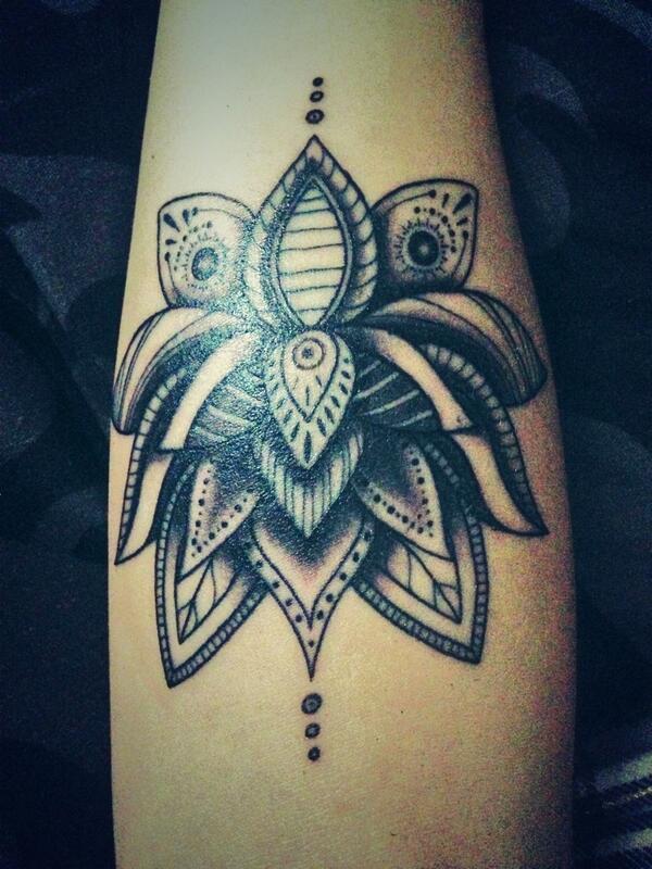 tattoo femenino flor de lotus 13