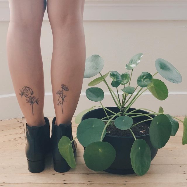 tattoo femenino flor en la pierna 15