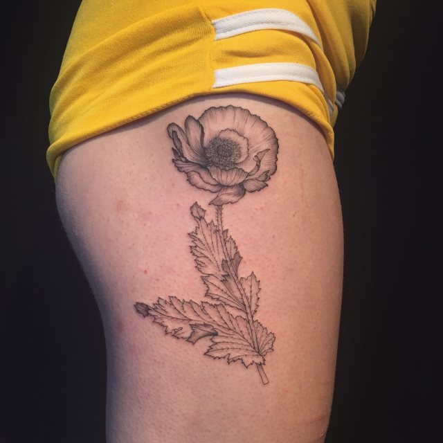tattoo femenino flor en la pierna 18