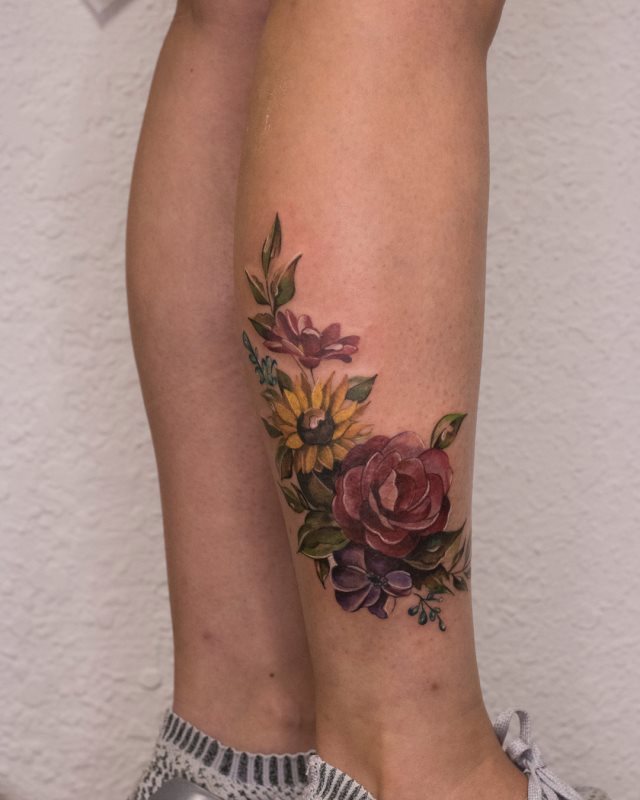 tattoo femenino flor en la pierna 29