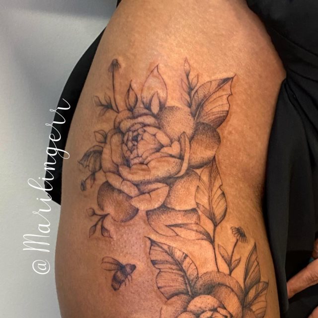 tattoo femenino flor en la pierna 35
