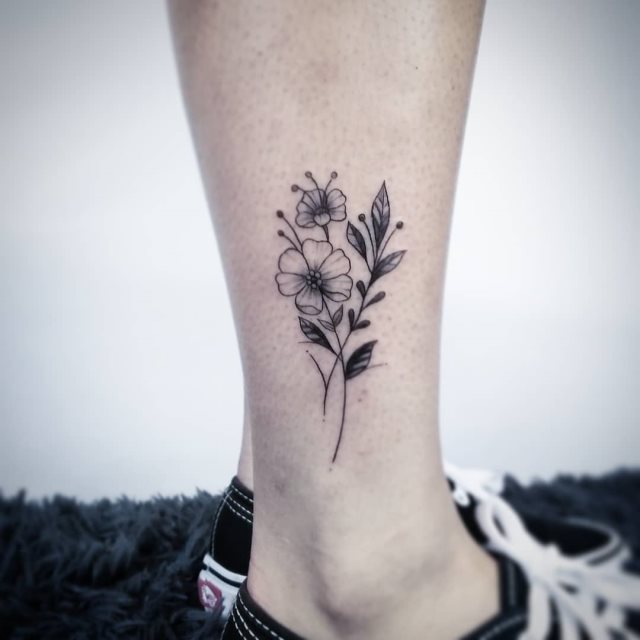 tattoo femenino flor en la pierna 42