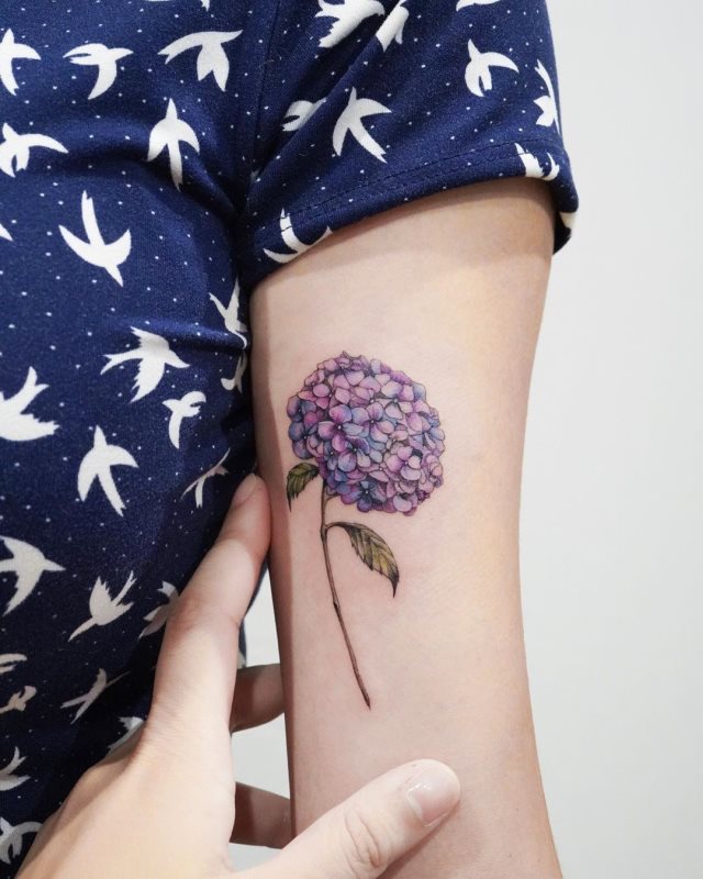 tattoo femenino flor para el brazo 25