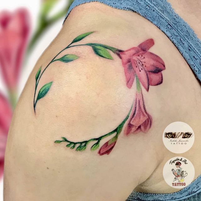 tattoo femenino flor para el hombro 14