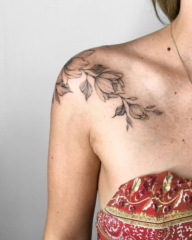 tattoo femenino flor para el hombro 17