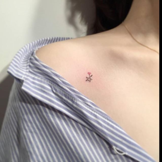 tattoo femenino flor para el hombro 23