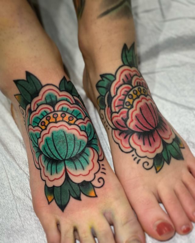 tattoo femenino flor para el pie 11
