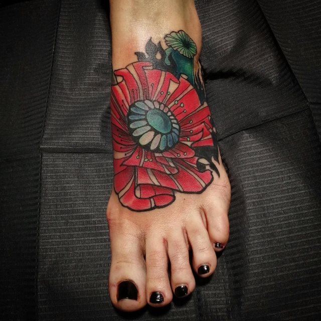 tattoo femenino flor para el pie 28