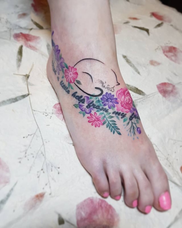 tattoo femenino flor para el pie 35
