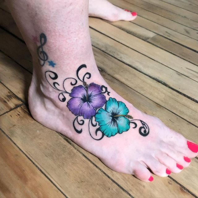 tattoo femenino flor para el pie 45