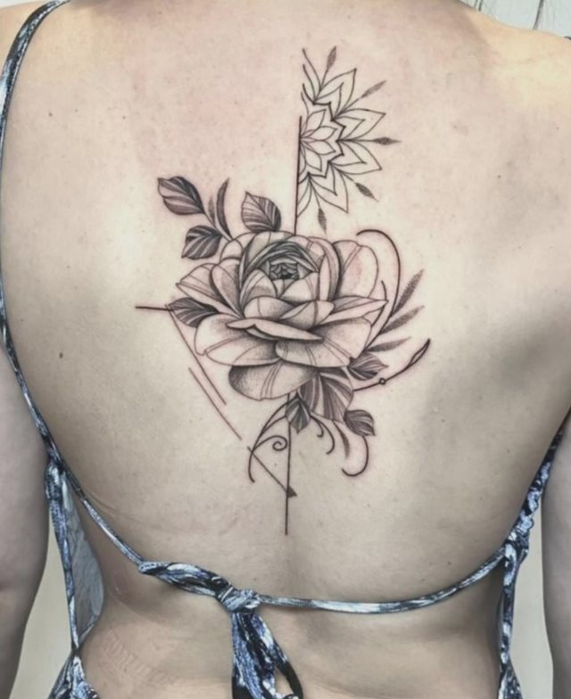 tattoo femenino flor para la espalda 25