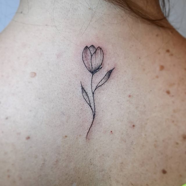 tattoo femenino flor para la espalda 28