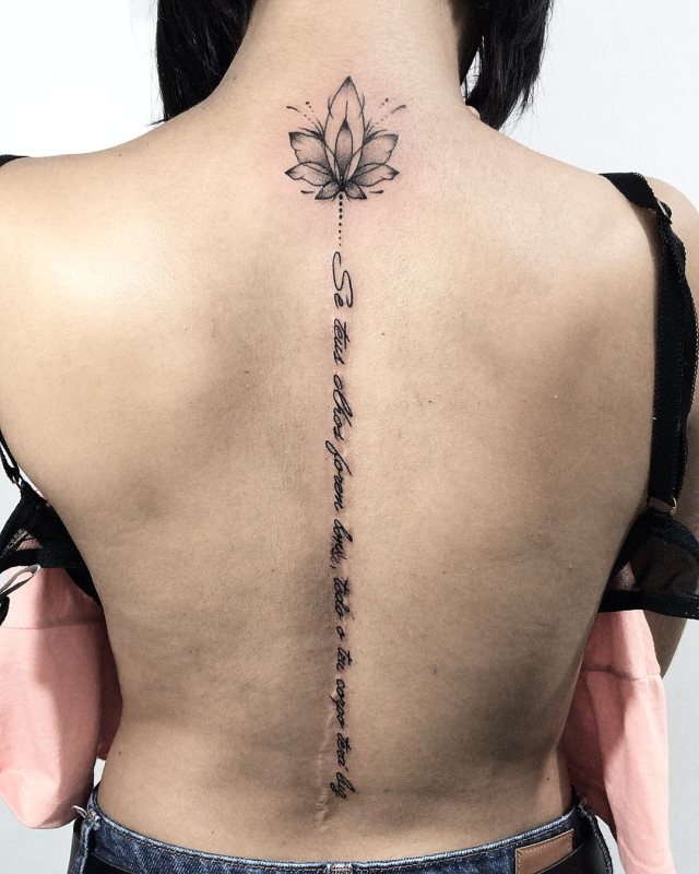 tattoo femenino flor para la espalda 30