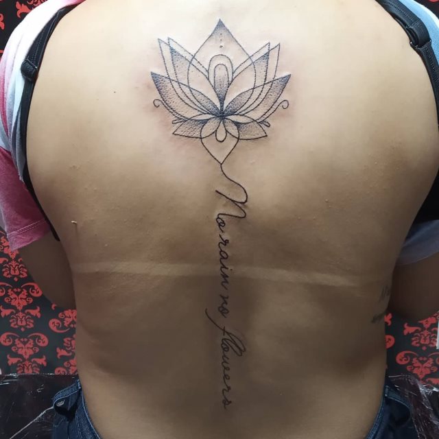 tattoo femenino flor para la espalda 31