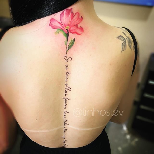 tattoo femenino flor para la espalda 32