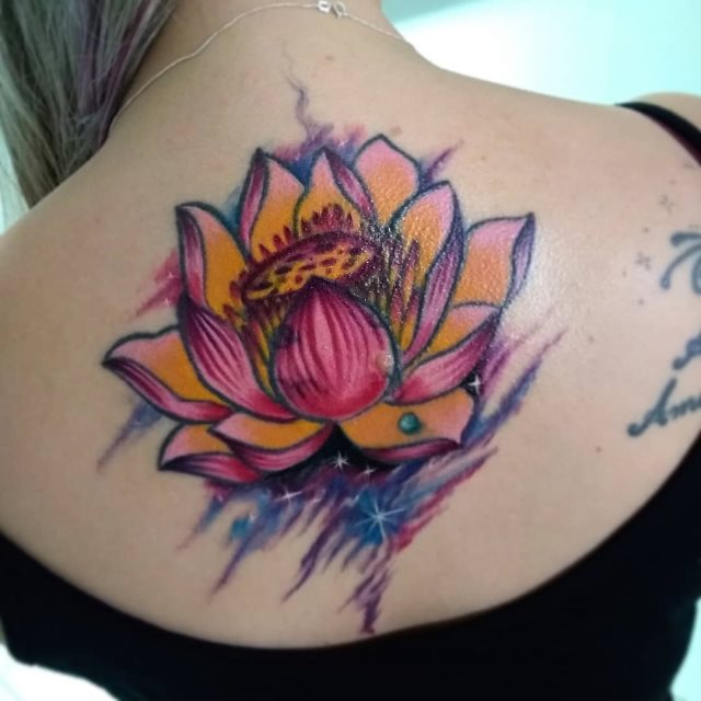 tattoo femenino flor para la espalda 33