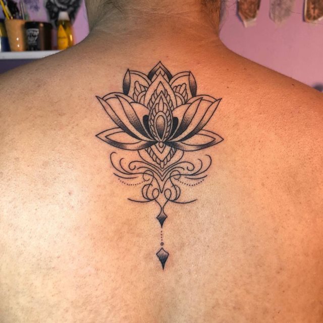tattoo femenino flor para la espalda 39