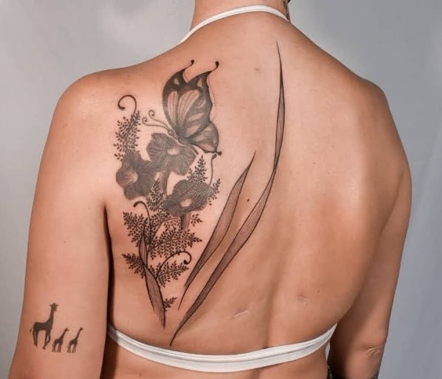 tattoo femenino flor para la espalda 76
