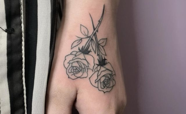 tattoo femenino flor para la mano 01