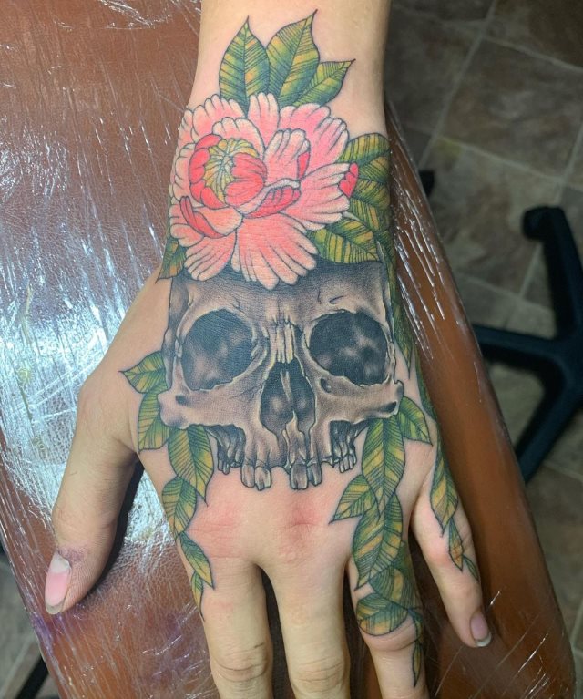 tattoo femenino flor para la mano 05