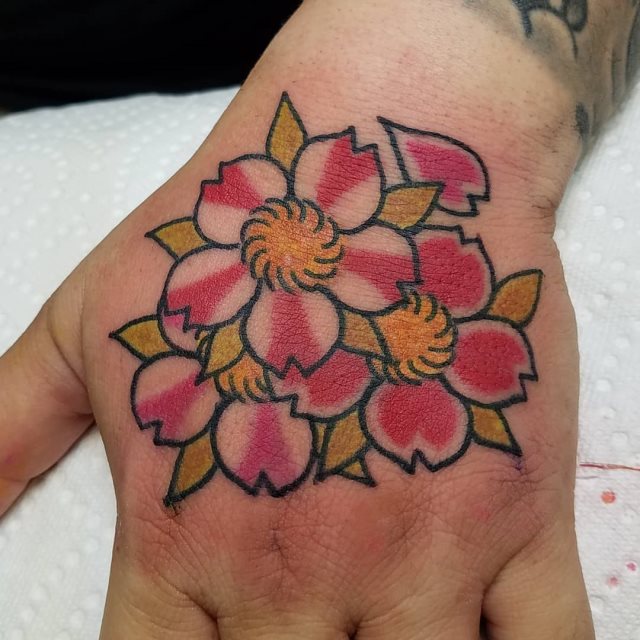 tattoo femenino flor para la mano 19