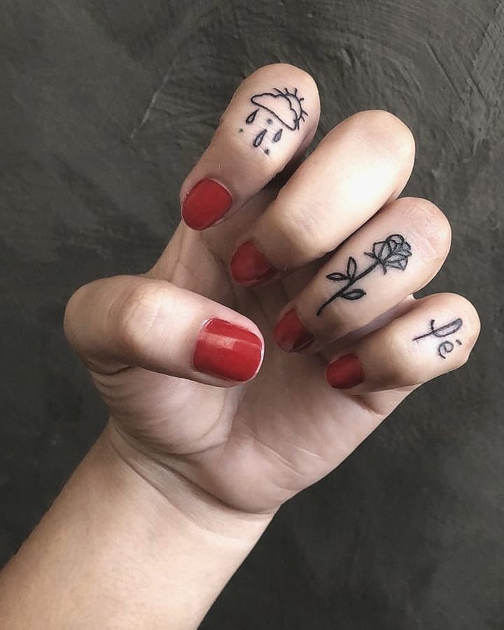 tattoo femenino flor para la mano 26