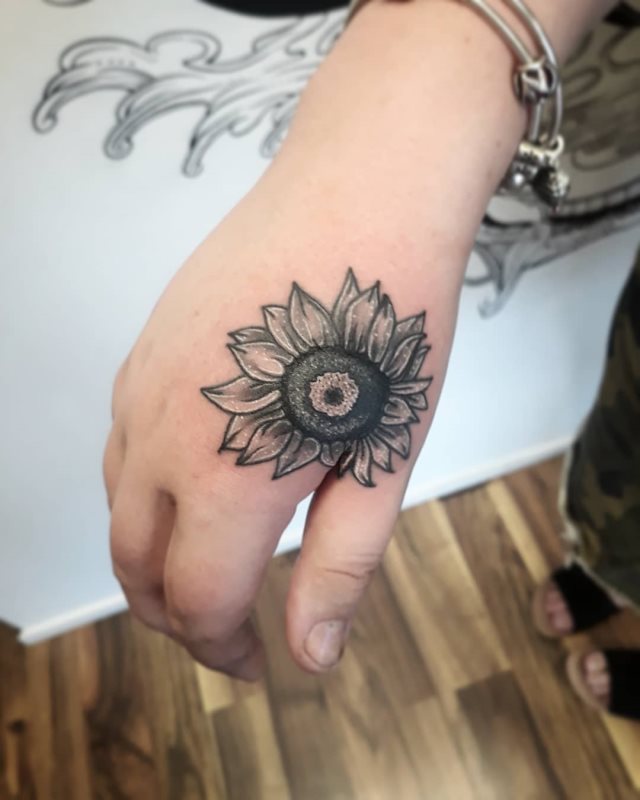 tattoo femenino flor para la mano 28