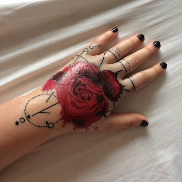 tattoo femenino flor para la mano 29
